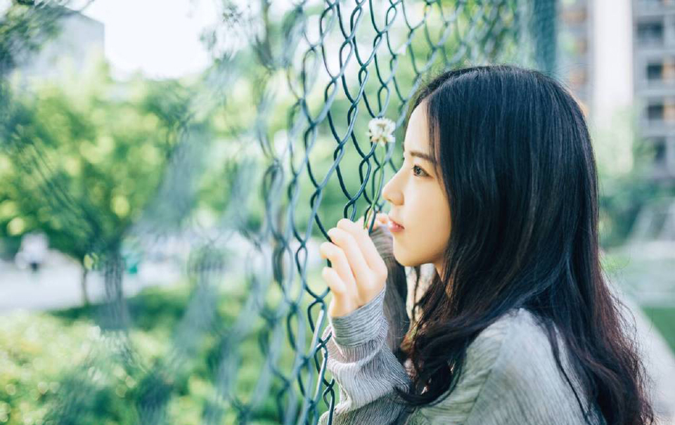 当你穿上了爱情的婚纱，我也披上了和尚的袈裟……